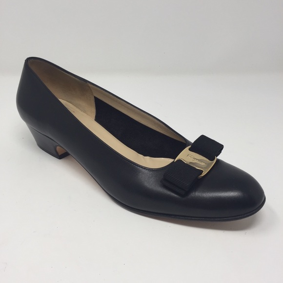 Salvatore Ferragamo Shoes - Ferragamo black leather classic low heeled shoe